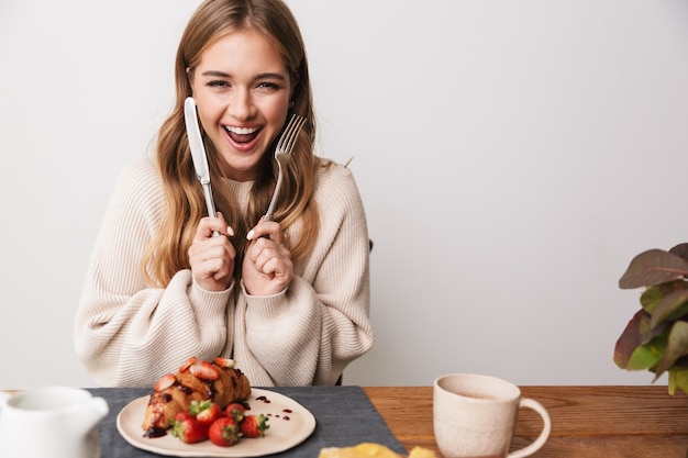 Uśmiechnięta osoba jedząca posiłek